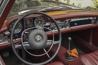 Retro interior of a Mercedes with leather and wood elements, shows luxury and vintage style,