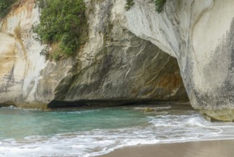 Rock arch at Cathedral Cove in the southern part of Mercury Bay on the Coromandel Peninsula at the