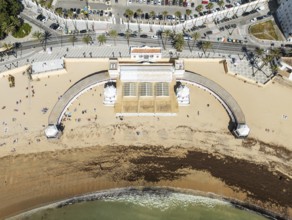 The old quarter of the town of Cádiz. Prominent the Caleta beach and the old Balneario de la Palma.