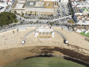 The old quarter of the town of Cádiz. Prominent the Caleta beach and the old Balneario de la Palma.