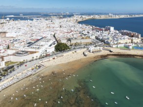 The town of Cádiz with the old quarter in the foreground. Prominent the Caleta beach, the old