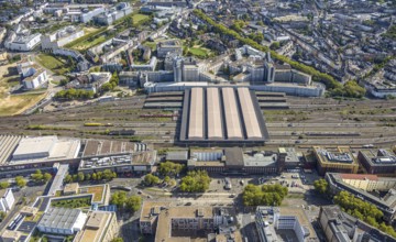 Aerial view, central station Hbf, covered platforms and tracks, city centre, Düsseldorf, Ruhr area,