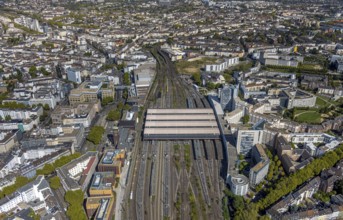 Aerial view, central station Hbf, covered platforms and tracks, city centre, Düsseldorf, Ruhr area,