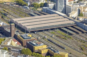 Aerial view, central station Hbf, covered platforms and tracks, city centre, Düsseldorf, Ruhr area,