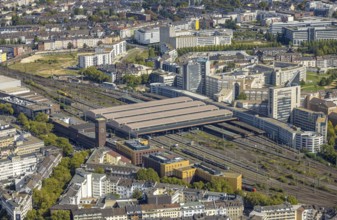 Aerial view, central station Hbf, covered platforms and tracks, city centre, Düsseldorf, Ruhr area,
