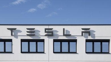 Tesla logo at the Tesla Centre Berlin Schönefeld, 28/09/2025, Schönefeld, Brandenburg, Germany