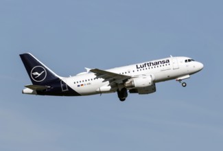 A Lufthansa CityLine Airbus A319 takes off, Schönefeld, 28/09/2025, Schönefeld, Brandenburg,