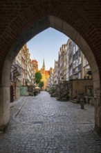 View through Tor tor into Frauengasse, Ulica Mariacka, Gdansk, Gdansk, Poland