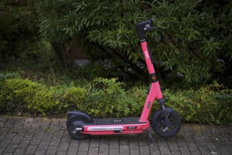 On the side of the road, pavement, parked e-scooter, electric scooter, scooter, in the VOI bike