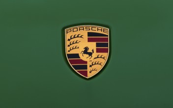 Crest, logo, emblem, on Porsche Macan GTS, viper green, green, Stuttgart, Baden-Württemberg,