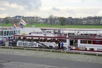 Excursion boats on the banks of the Tonhalle, behind them the Niederkassel district on the other