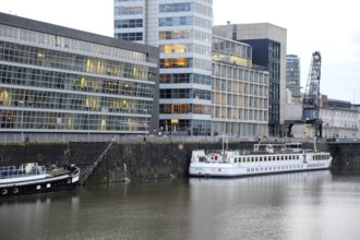 Boats in the customs harbour, modern architecture at the Media Harbour, Düsseldorf, Rhineland,