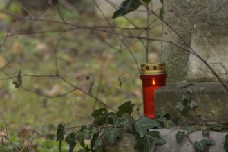 Sankt Marxer cemetery, grave candle, Vienna