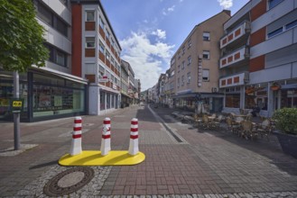 Pedestrian zone, bollards, general architecture, building, outdoor area of a restaurant, shops,