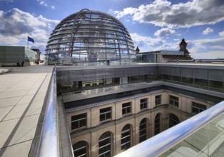 Viewing platform with a view of an inner courtyard and the Reichstag dome, government district,