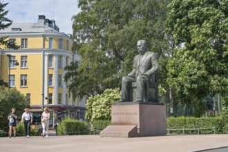 Statue Kyösti Kallio, Mannerheimintie, Helsinki, Finland