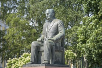 Statue Kyösti Kallio, Mannerheimintie, Helsinki, Finland