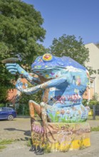 Sculpture The Toad, toad, entrance to Campus Rütli CR, Rütlistraße, Neukölln, Berlin, Germany