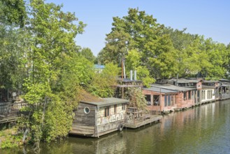 Freischwimmer, wooden houses, huts, Flutgraben, Kreuzberg, Friedrichshain-Kreuzberg, Berlin,