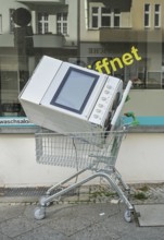 Old electric cooker, rubbish, waste, shopping trolley, Berlin, Germany