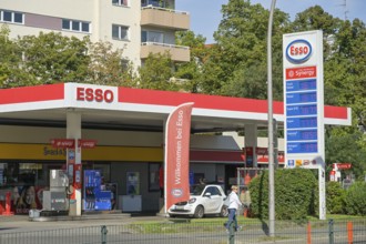 Esso petrol station, Tempelhofer Damm, Tempelhof, Tempelhof-Schöneberg, Berlin, Germany
