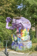 Sculpture The Toad, toad, entrance to Campus Rütli CR, Rütlistraße, Neukölln, Berlin, Germany
