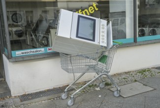 Old electric cooker, rubbish, waste, shopping trolley, Berlin, Germany