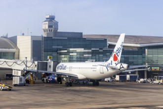 A JetBlue Airways Airbus A320 aircraft with the registration number N586JB and the I love NY