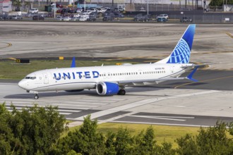 A United Airlines Boeing 737 MAX 9 aircraft with registration number N37555 at San Juan Airport,