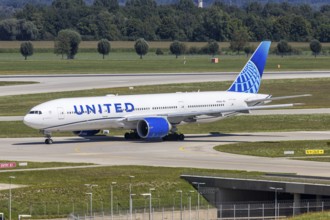 A United Airlines Boeing 777-200ER aircraft with the registration number N78002 at Munich Airport,