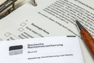 Pension symbol image: Close-up of the application for an insured person's pension (Deutsche