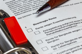 Pension symbol image: Close-up of the application for an insured person's pension (Deutsche