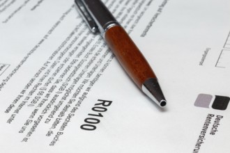 Pension symbol image: Close-up of the application for an insured person's pension (Deutsche
