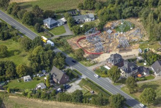 Aerial view, construction of a power pylon on Hindenburgstraße for Hammweg power line, Voerde, Ruhr