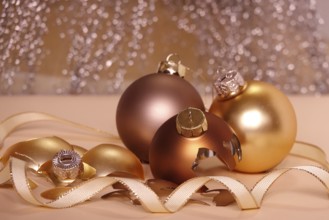 Symbolic image for a failed Christmas, quarrel at Christmas, broken Christmas tree baubles, Germany