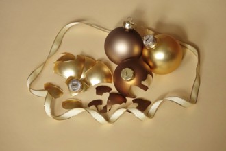 Symbolic image for a failed Christmas, quarrel at Christmas, broken Christmas tree baubles, Germany