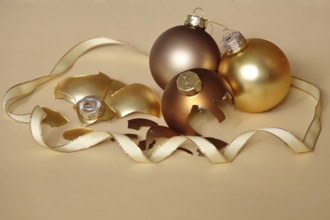 Symbolic image for a failed Christmas, quarrel at Christmas, broken Christmas tree baubles, Germany