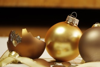 Symbolic image for a failed Christmas, quarrel at Christmas, broken Christmas tree baubles, Germany