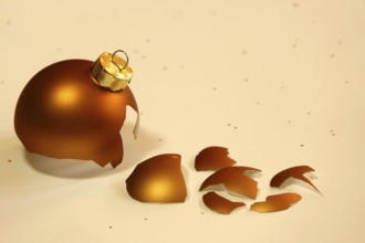Symbolic image for a failed Christmas, quarrel at Christmas, broken Christmas tree baubles, Germany