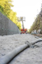 A working platform stands on a construction site between high concrete walls, Hermann Hessebahn