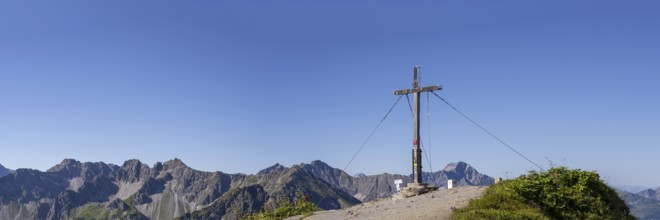 Summit cross on the Fellhorn, 2038m, behind it Schüsser, 2259m, Hochgehrenspitze, 2251m and Walser