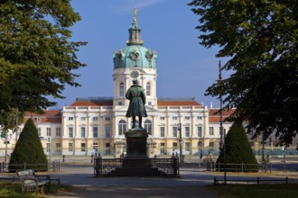 Charlottenburg Palace on Spanndauer Damm, seen from the Schlosstasse with the monument to Albrecht