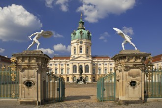 Charlottenburg Palace, city side on Spanndauer Damm with the Borghese fencers and courtyard of