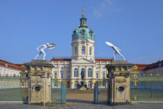 Charlottenburg Palace, city side on Spanndauer Damm with the Borghese fencers and courtyard of