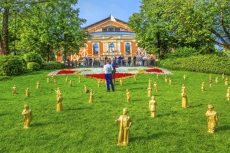 Sculptures of Richard Wagner and King Ludwig II in front of the festival theatre on the Green Hill
