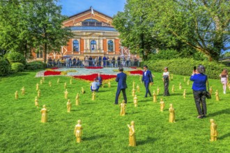Sculptures of Richard Wagner and King Ludwig II in front of the festival theatre on the Green Hill