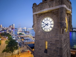Evening atmosphere at the Landungsbrücken with a view of the Elbphilharmonie and the historic