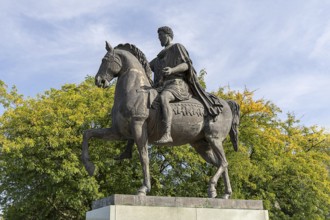 A man on a horse, represented by a statue with a green background, Marcus Aurelius Tulln Lower