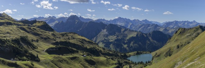 Mountain panorama from Zeigersattel to Seealpsee, on the left Höfats 2259m, in the centre the