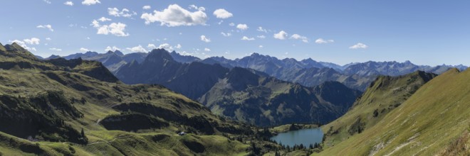 Mountain panorama from Zeigersattel to Seealpsee, on the left Höfats 2259m, in the centre the